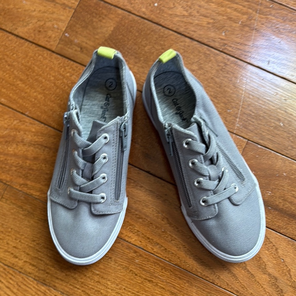 Girl’s Gray Casual Sneakers with Yellow Accent